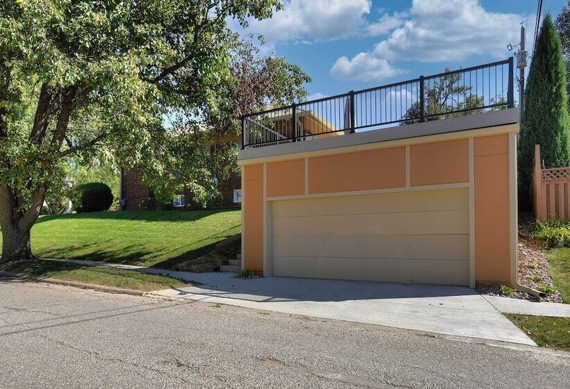Quiet Twin Ridge Omaha House: Screened In Porch!