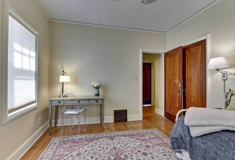 Quiet Twin Ridge Omaha House: Screened In Porch!