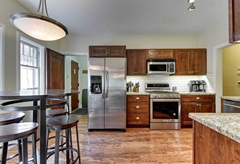 Quiet Twin Ridge Omaha House: Screened In Porch!