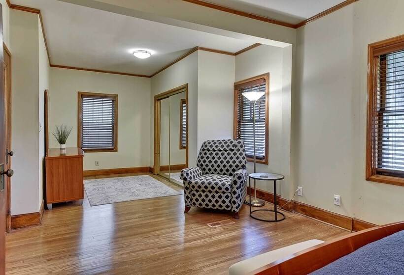 Quiet Twin Ridge Omaha House: Screened In Porch!