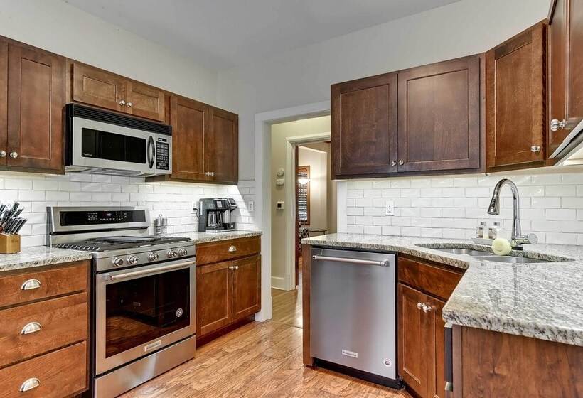 Quiet Twin Ridge Omaha House: Screened In Porch!