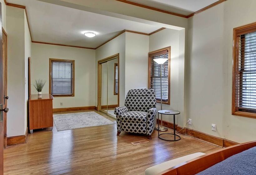 Quiet Twin Ridge Omaha House: Screened In Porch!