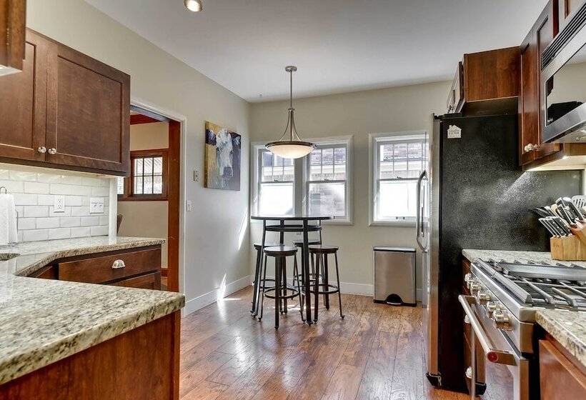 Quiet Twin Ridge Omaha House: Screened In Porch!