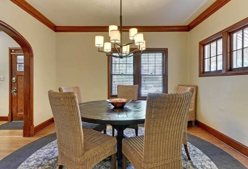 Quiet Twin Ridge Omaha House: Screened In Porch!