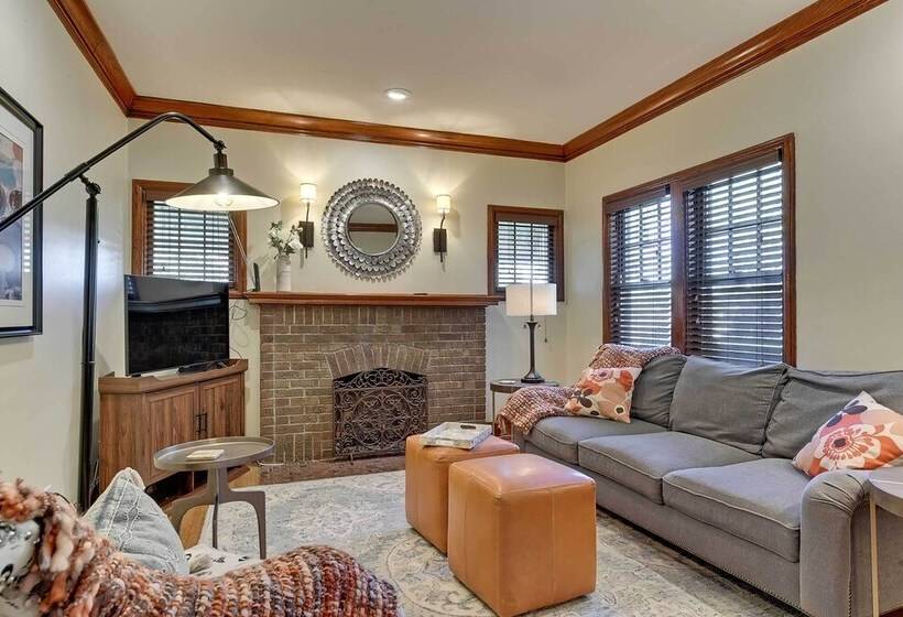 Quiet Twin Ridge Omaha House: Screened In Porch!