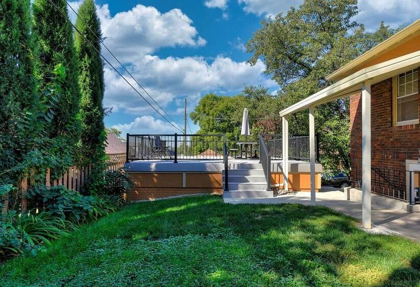 Quiet Twin Ridge Omaha House: Screened In Porch!