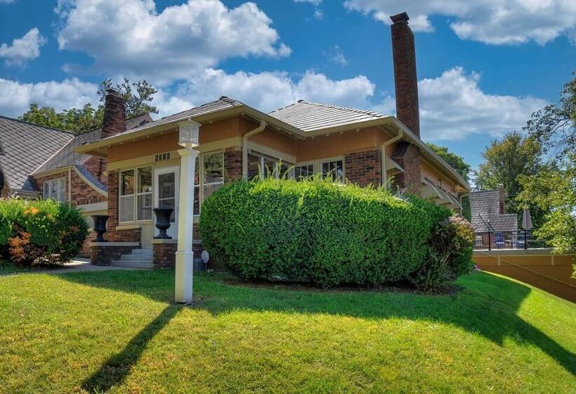 Quiet Twin Ridge Omaha House: Screened In Porch!