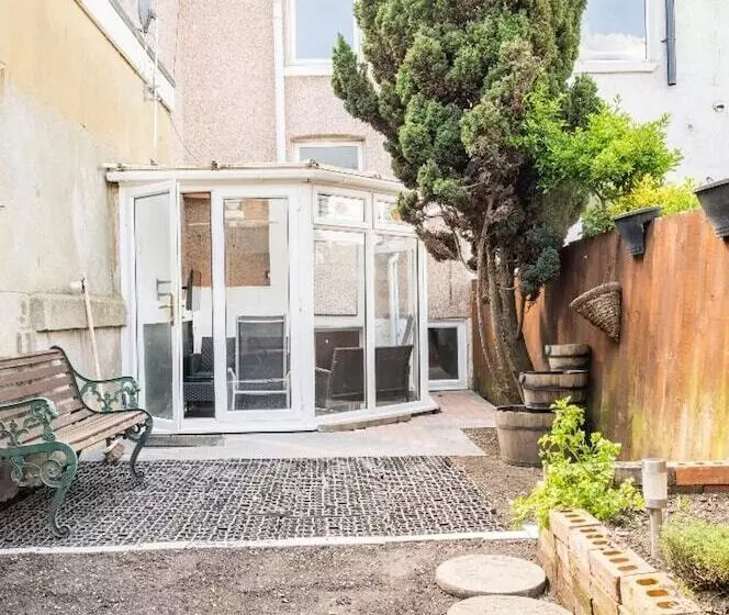 Residenssi Maidstone   Sleeps 6   Parking   Garden   96ws