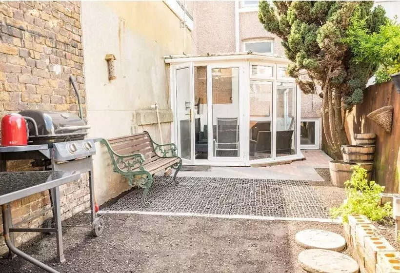 Residenssi Maidstone   Sleeps 6   Parking   Garden   96ws