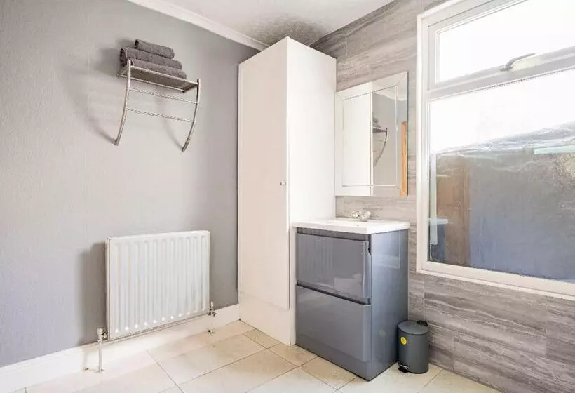 Residenssi Maidstone   Sleeps 6   Parking   Garden   96ws