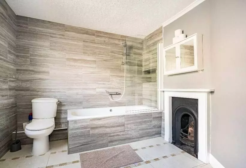 Residenssi Maidstone   Sleeps 6   Parking   Garden   96ws