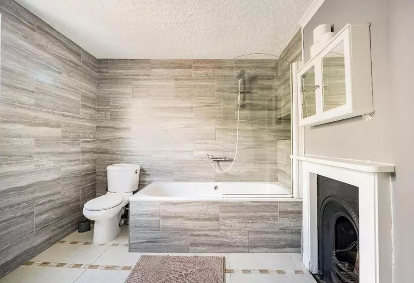 Residenssi Maidstone   Sleeps 6   Parking   Garden   96ws