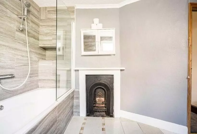 Residenssi Maidstone   Sleeps 6   Parking   Garden   96ws