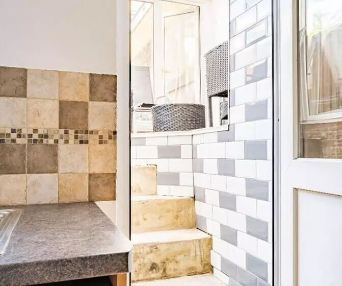 Residenssi Maidstone   Sleeps 6   Parking   Garden   96ws