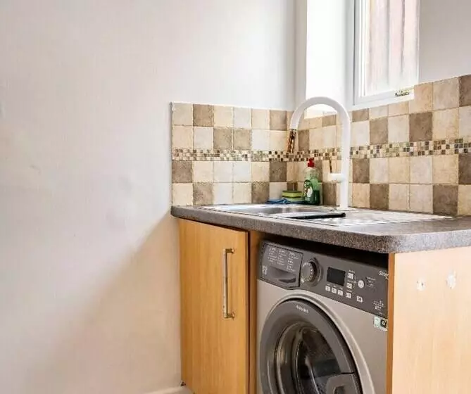 Residenssi Maidstone   Sleeps 6   Parking   Garden   96ws