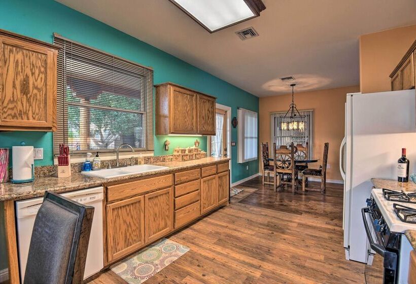 Restful Mesa Retreat: Shared Backyard & Hot Tub