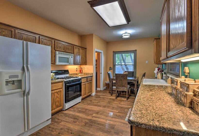 Restful Mesa Retreat: Shared Backyard & Hot Tub