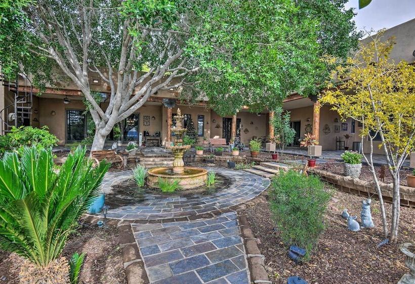 Restful Mesa Retreat: Shared Backyard & Hot Tub