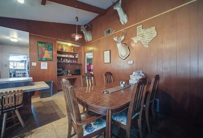 Rustic & Western House On Lake   Swim & Fish!