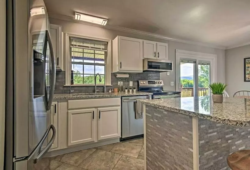 Secluded Rileyville Cabin W/ Hot Tub & Grill!