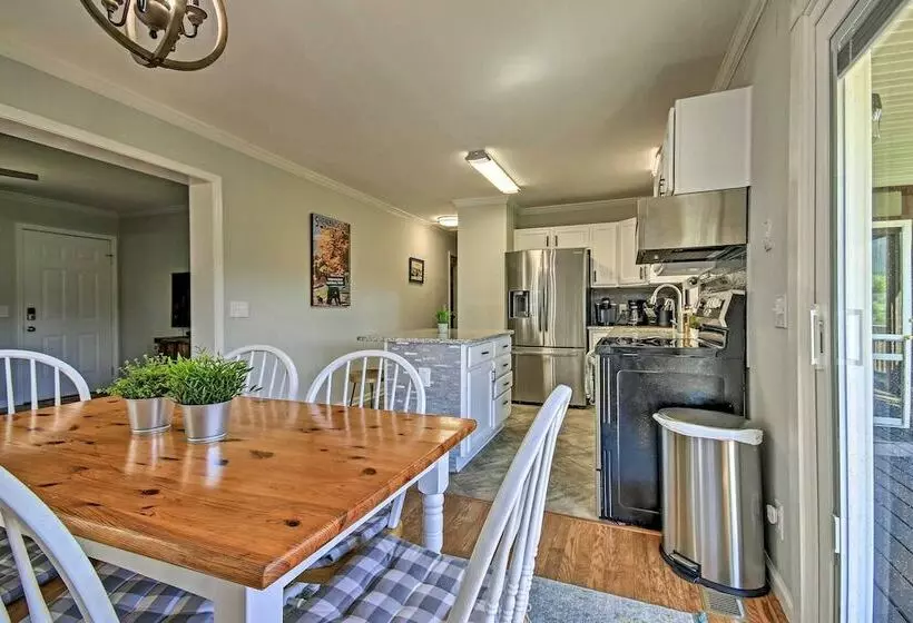 Secluded Rileyville Cabin W/ Hot Tub & Grill!