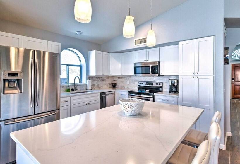 Stylish Phoenix Home W/ Private Patio & Gas Grill!