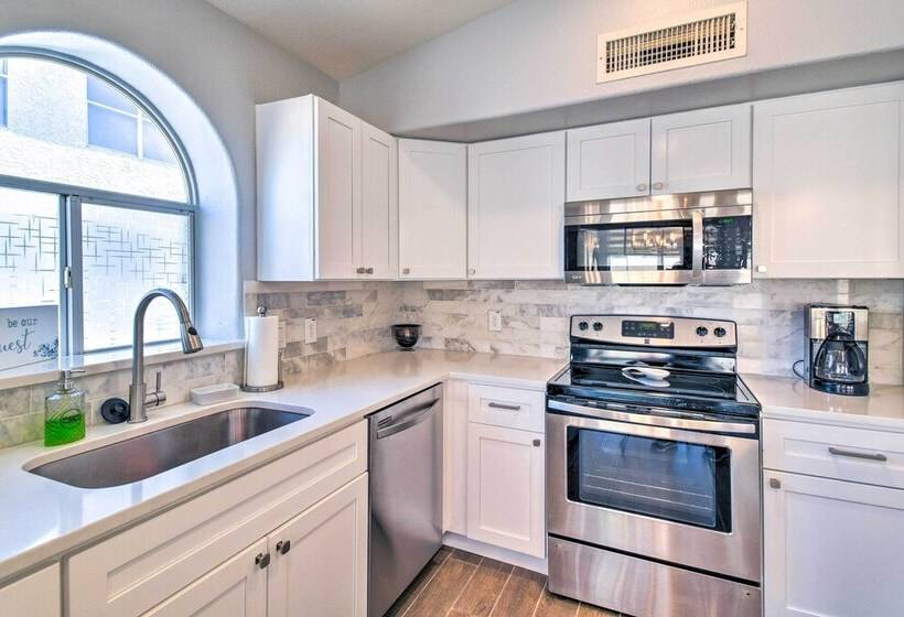 Stylish Phoenix Home W/ Private Patio & Gas Grill!