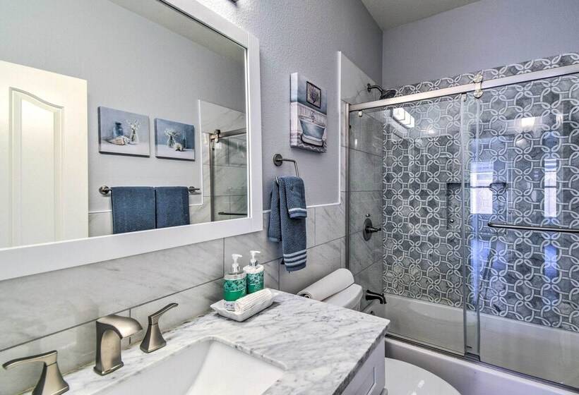 Stylish Phoenix Home W/ Private Patio & Gas Grill!