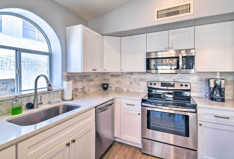 Stylish Phoenix Home W/ Private Patio & Gas Grill!