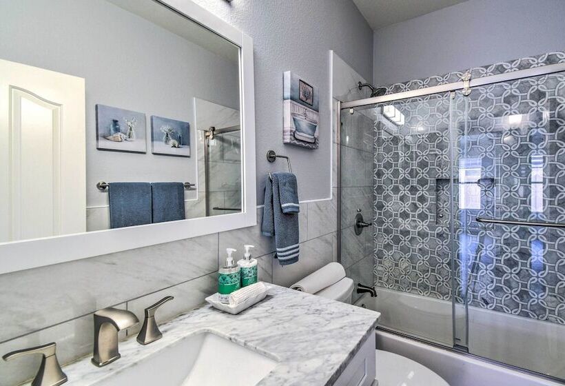 Stylish Phoenix Home W/ Private Patio & Gas Grill!