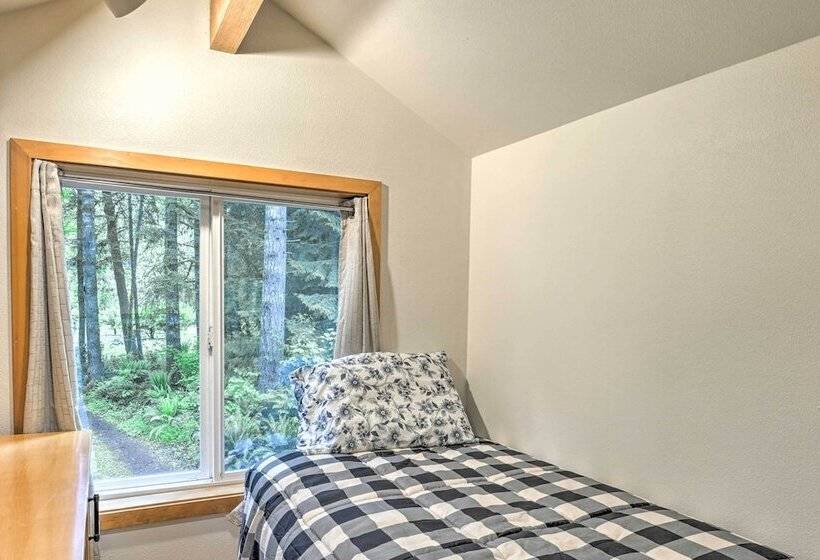 The River House  W/ Deck, On Mckenzie River!