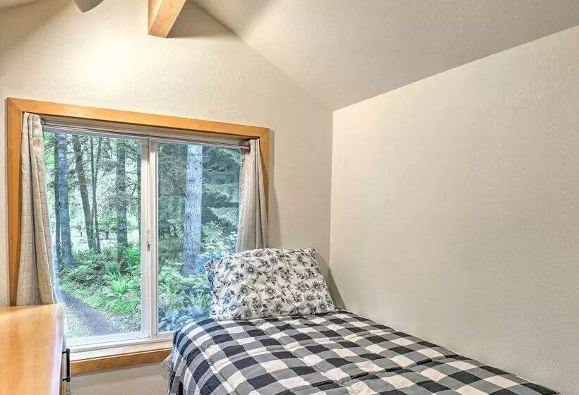 The River House  W/ Deck, On Mckenzie River!