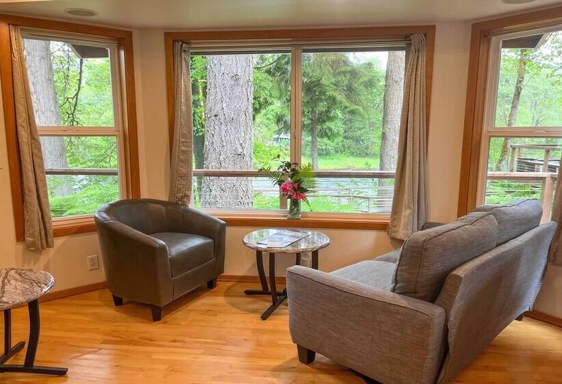 The River House  W/ Deck, On Mckenzie River!