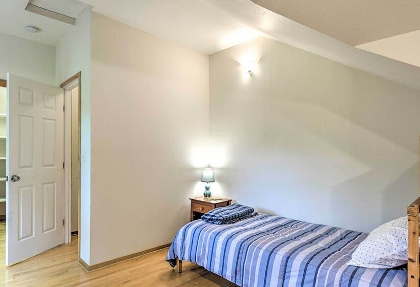 The River House  W/ Deck, On Mckenzie River!