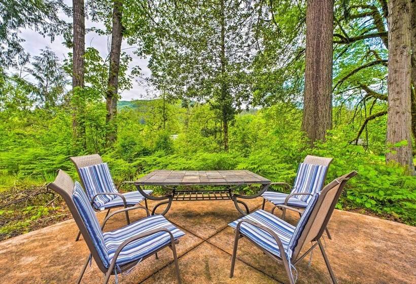 The River House  W/ Deck, On Mckenzie River!