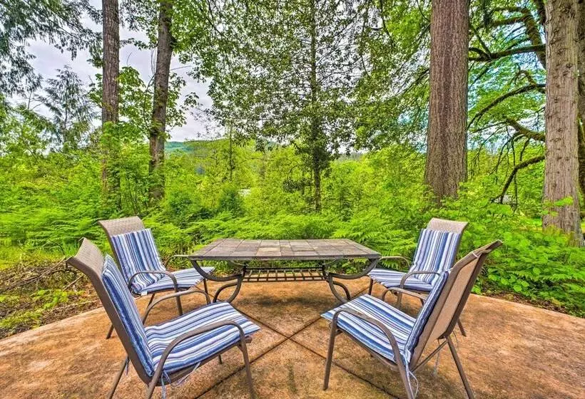 The River House  W/ Deck, On Mckenzie River!