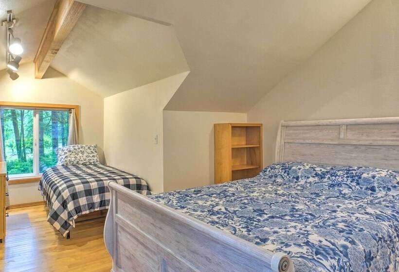 The River House  W/ Deck, On Mckenzie River!