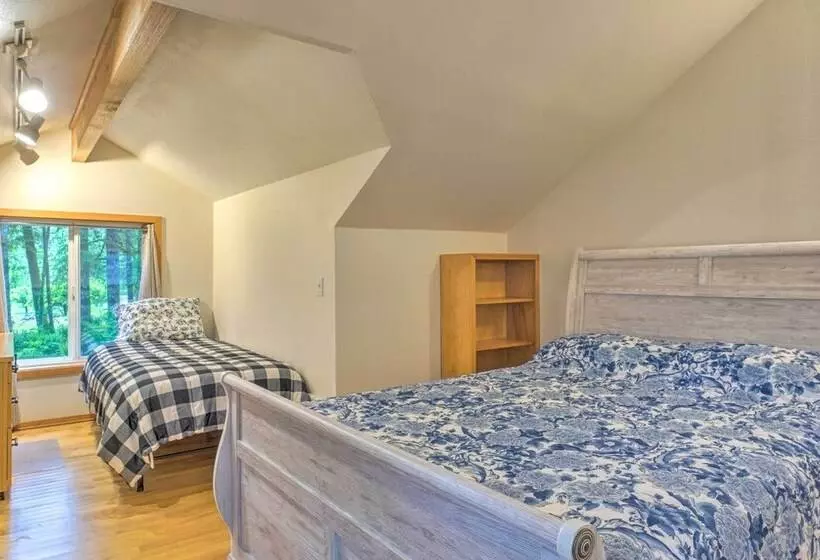 The River House  W/ Deck, On Mckenzie River!