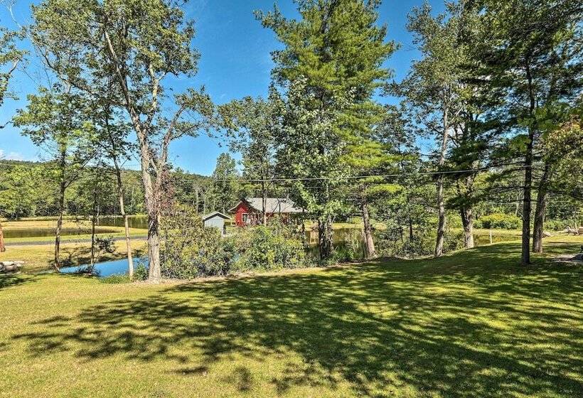 Saylorsburg Retreat: 16 Mi To Ski Resort