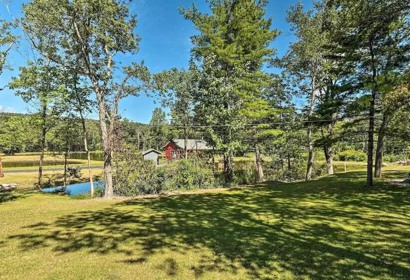 Saylorsburg Retreat: 16 Mi To Ski Resort