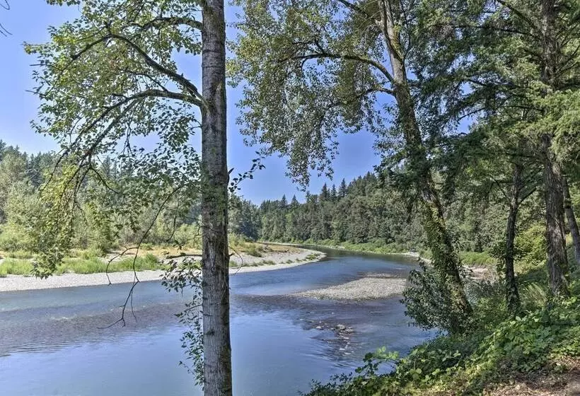 Waterfront Troutdale Hideaway: Sandy River Fishing