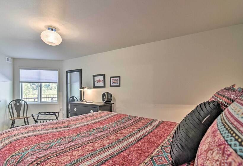 Waterfront Troutdale Hideaway: Sandy River Fishing