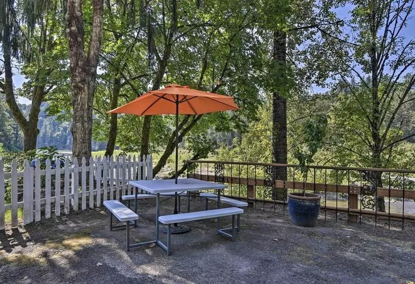 Waterfront Troutdale Hideaway: Sandy River Fishing