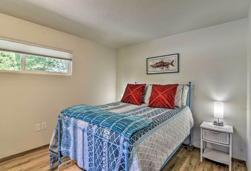 Waterfront Troutdale Hideaway: Sandy River Fishing