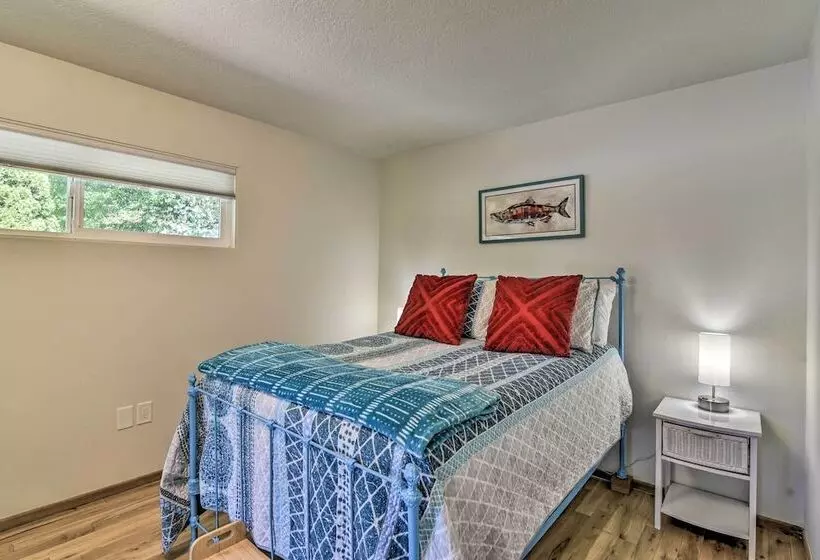 Waterfront Troutdale Hideaway: Sandy River Fishing