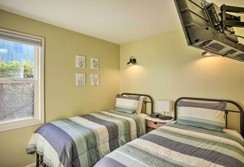 Bandon Beach House Rental: Walk To Downtown!