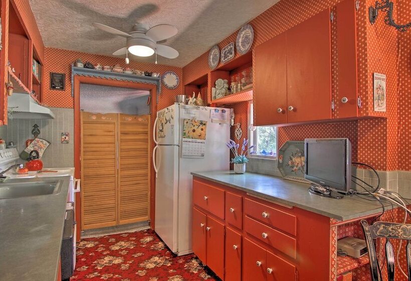 Colorful Bungalow By Pikes Peak/garden Of The Gods