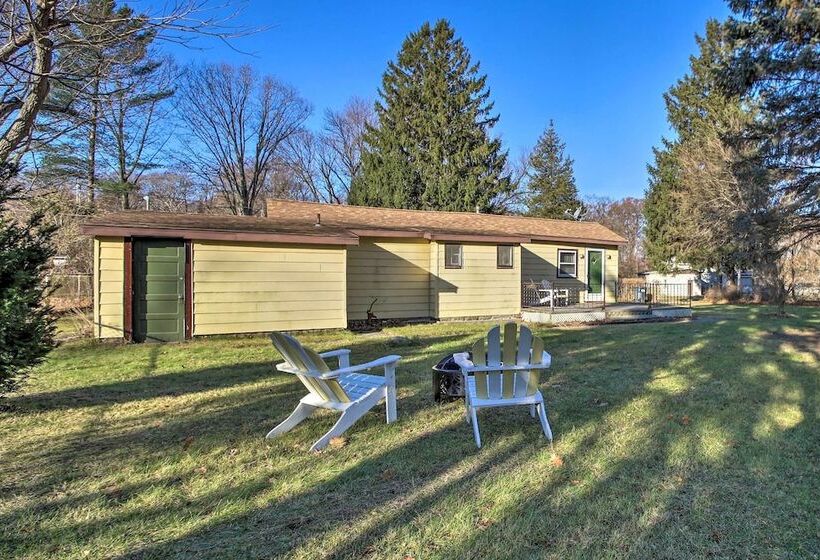 Cozy Cottage W/ Fire Pit: 1 Mi To Lake Mi Beaches!