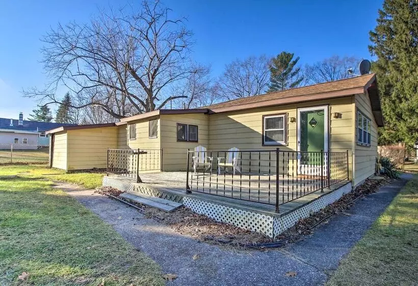 Cozy Cottage W/ Fire Pit: 1 Mi To Lake Mi Beaches!