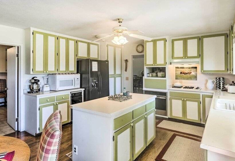 Downtown Cottonwood Home W/ Patio!